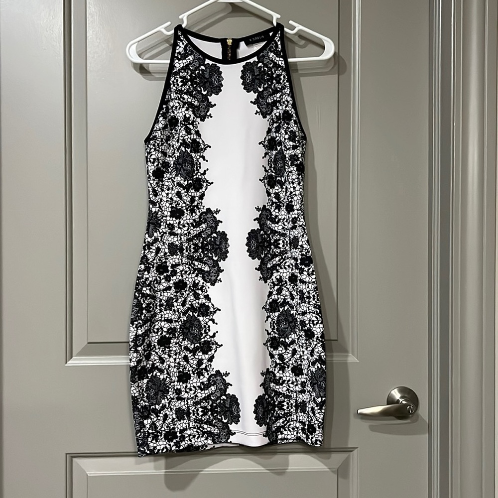 Black and white imprinted lace detail fitted dress